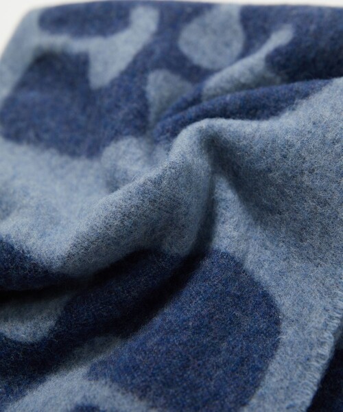 GANNI（ガニー）の「GANNI/ガニー FASHION SCARVES / A6028 / マフラー（マフラー・レディース・レッド/ブルー・ONE SIZE）」の7枚目の写真