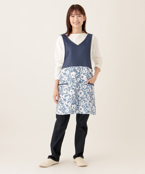 Afternoon Tea（アフタヌーンティー）の「フラワーエプロン（エプロン・レディース・グレー/ネイビー・ONE SIZE）」の2枚目の写真