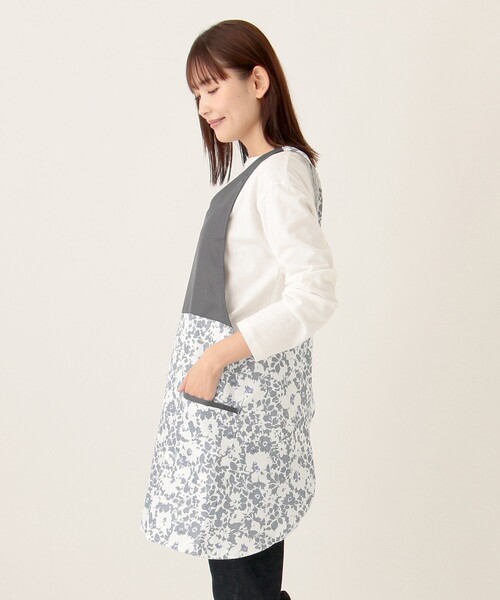 Afternoon Tea（アフタヌーンティー）の「フラワーエプロン（エプロン・レディース・グレー/ネイビー・ONE SIZE）」の4枚目の写真