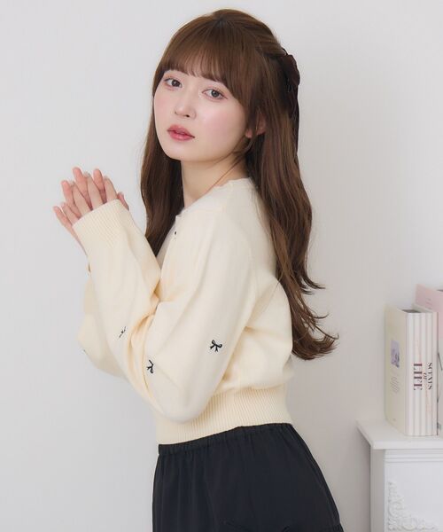 ems excite（エムズエキサイト）の「アソート刺繍NTPO（ニット/セーター・レディース・ピンク/ダークグレー/ナチュラル/アイボリー・FREE）」の19枚目の写真