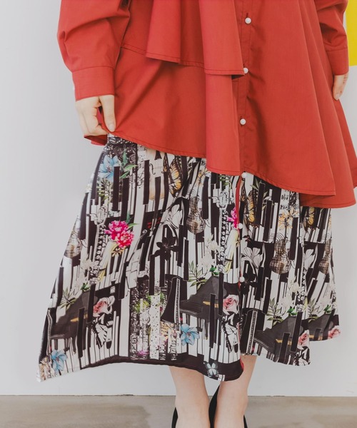 iS ScoLar（イズスカラー）の「543227：花と楽器柄アシンメトリー 切替ワンピース（シャツワンピース・レディース・ブラック/オレンジ・M）」の7枚目の写真