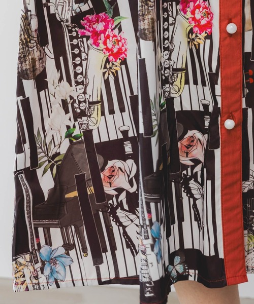 iS ScoLar（イズスカラー）の「543227：花と楽器柄アシンメトリー 切替ワンピース（シャツワンピース・レディース・ブラック/オレンジ・M）」の9枚目の写真