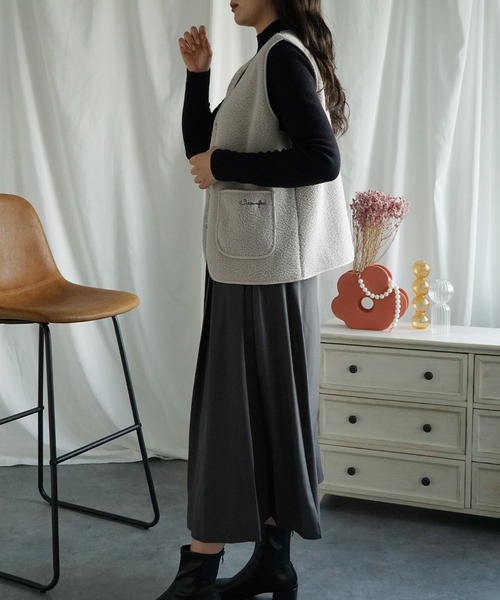 aimoha（アイモハ）の「ポケット付きボアベスト（ベスト・レディース・グレー/ブラック/ライトベージュ・FREE）」の21枚目の写真