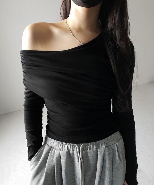 me+em select（ミームセレクト）の「※※【 ２color ／ 裏起毛 】ワンショルダードレープギャザースリムトップス ／ One-shoulder draped gather slim tops（Tシャツ/カットソー・レディース・ブラック/ホワイト・FREE）」の2枚目の写真