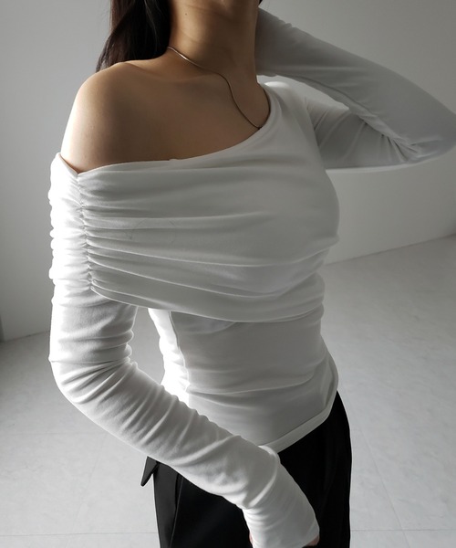 me+em select（ミームセレクト）の「※※【 ２color ／ 裏起毛 】ワンショルダードレープギャザースリムトップス ／ One-shoulder draped gather slim tops（Tシャツ/カットソー・レディース・ブラック/ホワイト・FREE）」の4枚目の写真