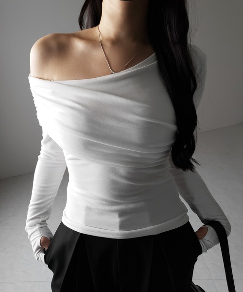 me+em select（ミームセレクト）の「※※【 ２color ／ 裏起毛 】ワンショルダードレープギャザースリムトップス ／ One-shoulder draped gather slim tops（Tシャツ/カットソー・レディース・ブラック/ホワイト・FREE）」の3枚目の写真