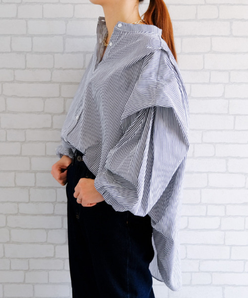 aquagarage（アクアガレージ）の「ショルダータックドレープシャツ（シャツ/ブラウス・レディース・オフホワイト/ストライプ・M）」の9枚目の写真