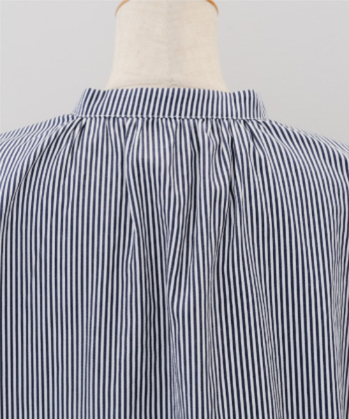 aquagarage（アクアガレージ）の「ショルダータックドレープシャツ（シャツ/ブラウス・レディース・オフホワイト/ストライプ・M）」の15枚目の写真