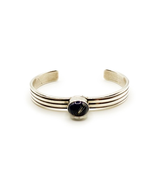 Indian Jewelry(インディアンジュエリー)の「THEATER シアター オーバルシェイプセンタークオーツストーン4ラインシルバーバングル Made in USA(バングル/リストバンド・メンズ・シルバー・FREE)」の2枚目の写真