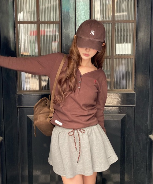 RAY CASSIN（レイカズン）の「【リバイバル/7色展開】Vネックヘンリー胸刺繍ロングTシャツ（Tシャツ/カットソー・レディース・グリーン/ネイビー/グレー/アイボリー/ホワイト系その他/ブラック/グレー系その他2/レッド系その他2/ブラウン・FREE）」の6枚目の写真