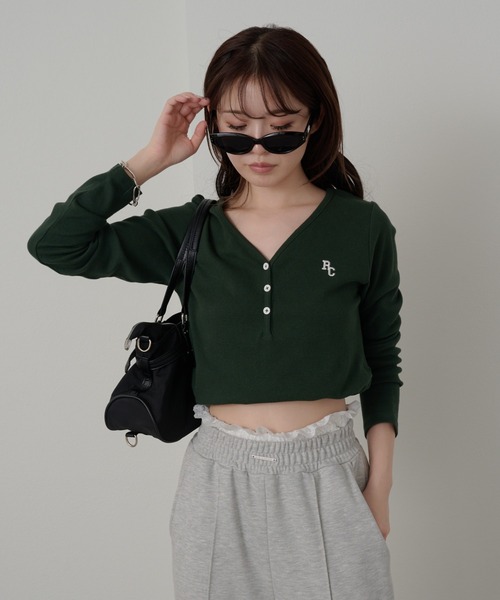 RAY CASSIN（レイカズン）の「【リバイバル/7色展開】Vネックヘンリー胸刺繍ロングTシャツ（Tシャツ/カットソー・レディース・グリーン/ネイビー/グレー/アイボリー/ホワイト系その他/ブラック/グレー系その他2/レッド系その他2/ブラウン・FREE）」の7枚目の写真