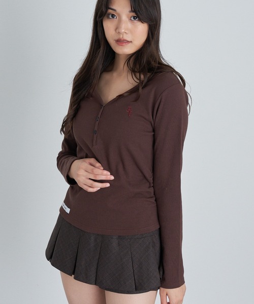 RAY CASSIN（レイカズン）の「【リバイバル/7色展開】Vネックヘンリー胸刺繍ロングTシャツ（Tシャツ/カットソー・レディース・グリーン/ネイビー/グレー/アイボリー/ホワイト系その他/ブラック/グレー系その他2/レッド系その他2/ブラウン・FREE）」の15枚目の写真