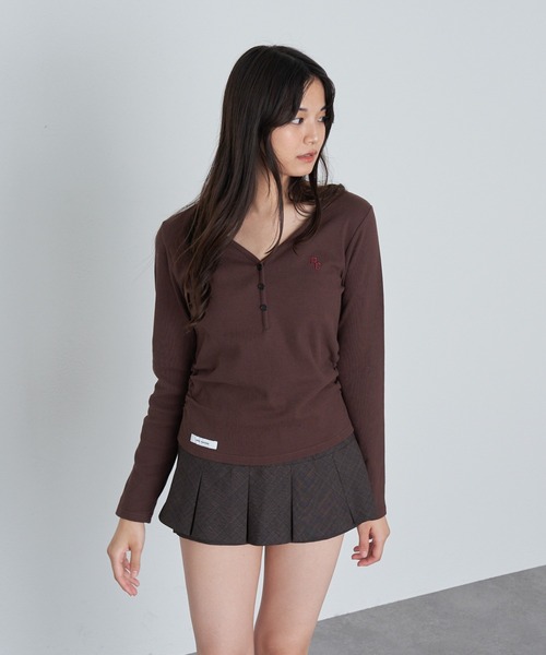 RAY CASSIN（レイカズン）の「【リバイバル/7色展開】Vネックヘンリー胸刺繍ロングTシャツ（Tシャツ/カットソー・レディース・グリーン/ネイビー/グレー/アイボリー/ホワイト系その他/ブラック/グレー系その他2/レッド系その他2/ブラウン・FREE）」の11枚目の写真