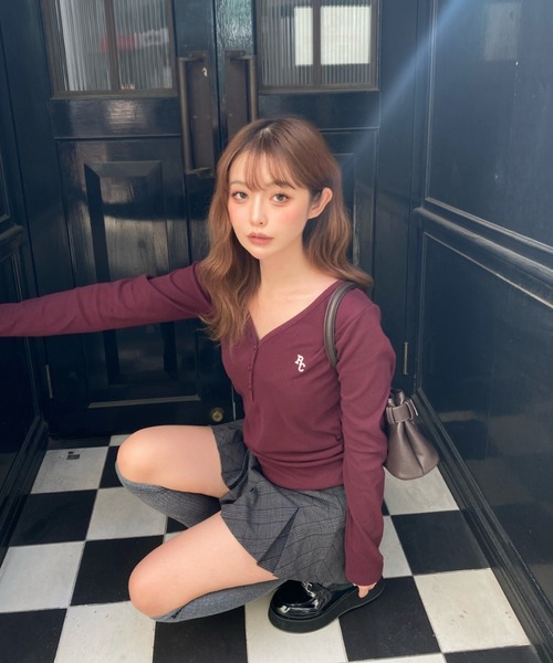 RAY CASSIN（レイカズン）の「【リバイバル/7色展開】Vネックヘンリー胸刺繍ロングTシャツ（Tシャツ/カットソー・レディース・グリーン/ネイビー/グレー/アイボリー/ホワイト系その他/ブラック/グレー系その他2/レッド系その他2/ブラウン・FREE）」の17枚目の写真