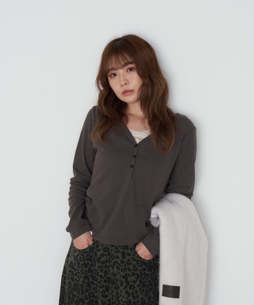 RAY CASSIN（レイカズン）の「【リバイバル/7色展開】Vネックヘンリー胸刺繍ロングTシャツ（Tシャツ/カットソー・レディース・グリーン/ネイビー/グレー/アイボリー/ホワイト系その他/ブラック/グレー系その他2/レッド系その他2/ブラウン・FREE）」の18枚目の写真