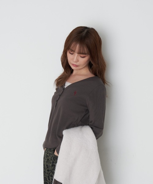 RAY CASSIN（レイカズン）の「【リバイバル/7色展開】Vネックヘンリー胸刺繍ロングTシャツ（Tシャツ/カットソー・レディース・グリーン/ネイビー/グレー/アイボリー/ホワイト系その他/ブラック/グレー系その他2/レッド系その他2/ブラウン・FREE）」の19枚目の写真