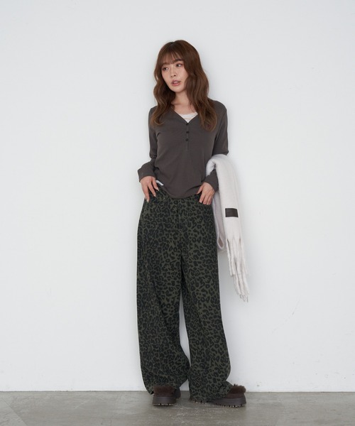 RAY CASSIN（レイカズン）の「【リバイバル/7色展開】Vネックヘンリー胸刺繍ロングTシャツ（Tシャツ/カットソー・レディース・グリーン/ネイビー/グレー/アイボリー/ホワイト系その他/ブラック/グレー系その他2/レッド系その他2/ブラウン・FREE）」の20枚目の写真