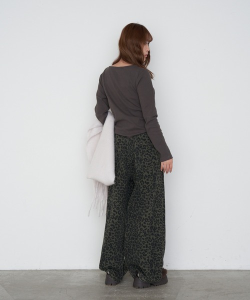 RAY CASSIN（レイカズン）の「【リバイバル/7色展開】Vネックヘンリー胸刺繍ロングTシャツ（Tシャツ/カットソー・レディース・グリーン/ネイビー/グレー/アイボリー/ホワイト系その他/ブラック/グレー系その他2/レッド系その他2/ブラウン・FREE）」の21枚目の写真