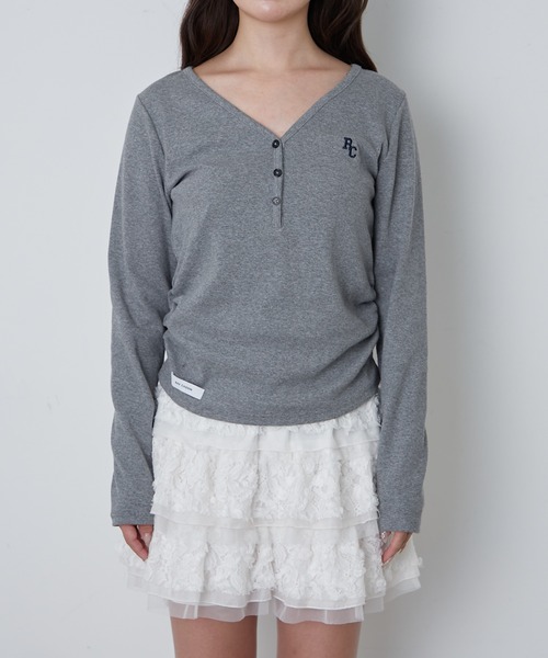 RAY CASSIN（レイカズン）の「【リバイバル/7色展開】Vネックヘンリー胸刺繍ロングTシャツ（Tシャツ/カットソー・レディース・グリーン/ネイビー/グレー/アイボリー/ホワイト系その他/ブラック/グレー系その他2/レッド系その他2/ブラウン・FREE）」の22枚目の写真