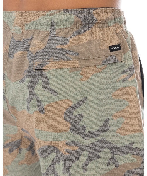 RVCA 迷彩ラッシュガードとショートパンツセット