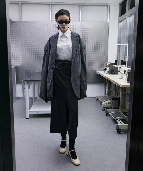 CHARLES & KEITH(チャールズ & キース)の「パテントブロックヒール メリージェーンパンプス(パンプス・レディース・オフホワイト/ブラック系その他6・22.5cm/23cm/23.5cm/24.5cm/25cm/25.5cm)」の3枚目の写真