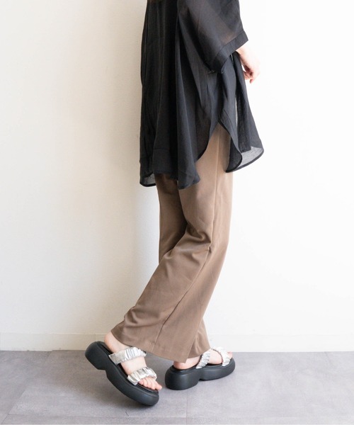 Fabby fabby（ファビィーファビィー）の「厚底ラウンドコンフォートシャーリングサンダル（サンダル・レディース・ブラック/シルバー・MEDIUM/LARGE）」の19枚目の写真