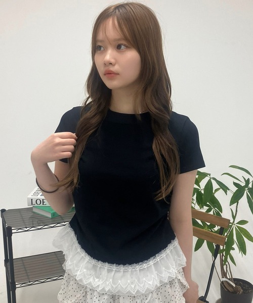 .KOM(ドットコム)の「A'GEM/9 × .kom 『.KOM/ドットケーオーエム』サイドギャザー レース付き半袖Tシャツ(Tシャツ/カットソー・レディース・アイボリー/ライトグレー/ブラック・FREE)」の3枚目の写真