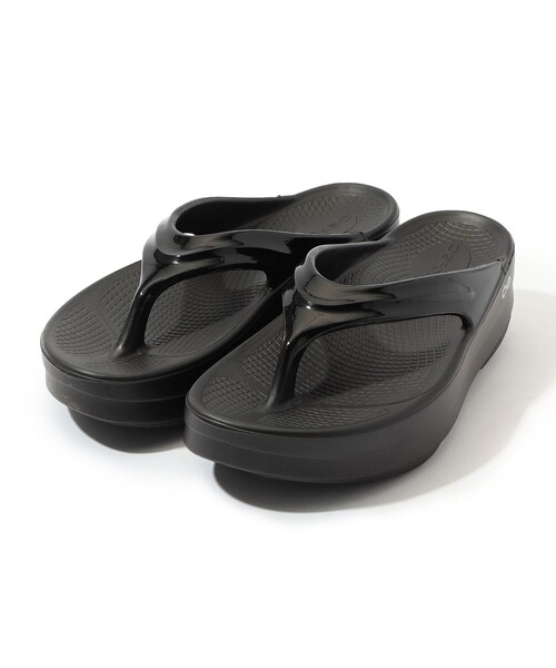 OOFOS(ウーフォス)の「OOFOS OOmega サンダル(サンダル・レディース・ブラック/ライトベージュ・24/23/25)」の2枚目の写真