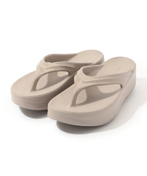 OOFOS(ウーフォス)の「OOFOS OOmega サンダル(サンダル・レディース・ブラック/ライトベージュ・24/23/25)」の3枚目の写真