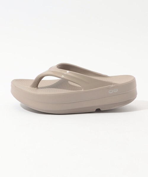 OOFOS(ウーフォス)の「OOFOS OOmega サンダル(サンダル・レディース・ブラック/ライトベージュ・24/23/25)」の4枚目の写真