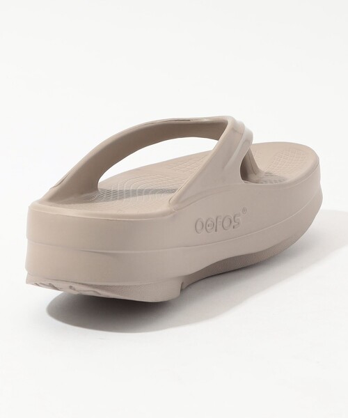OOFOS(ウーフォス)の「OOFOS OOmega サンダル(サンダル・レディース・ブラック/ライトベージュ・24/23/25)」の6枚目の写真