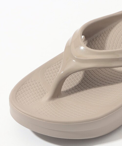 OOFOS(ウーフォス)の「OOFOS OOmega サンダル(サンダル・レディース・ブラック/ライトベージュ・24/23/25)」の7枚目の写真