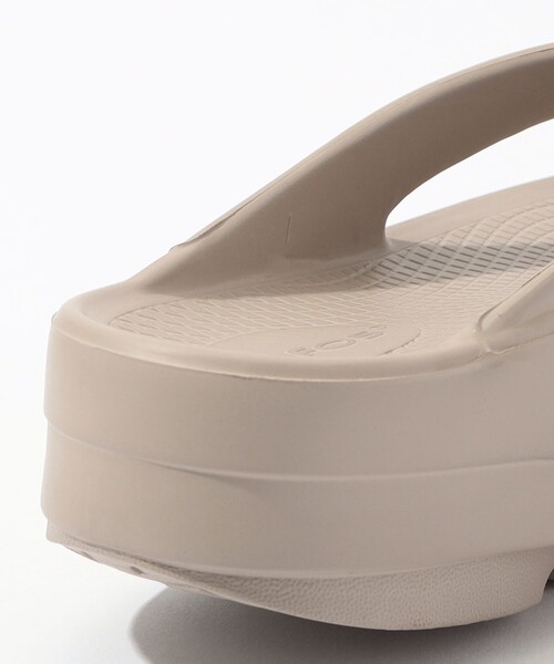 OOFOS(ウーフォス)の「OOFOS OOmega サンダル(サンダル・レディース・ブラック/ライトベージュ・24/23/25)」の8枚目の写真