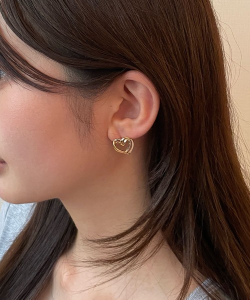 FOREVER 21（フォーエバー トゥエンティーワン）の「ハートモチーフピアス（ピアス（両耳用）・レディース・ゴールド/シルバー・FREE）」の2枚目の写真