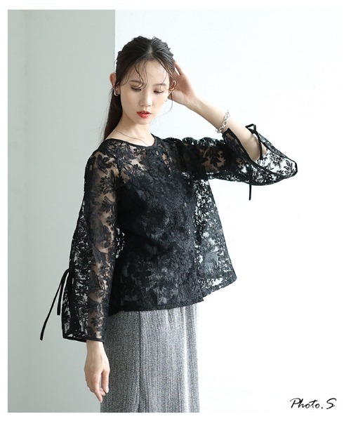 Sawa a la mode（サワアラモード）の「総花柄レースフレアスリーブブラウス（シャツ/ブラウス・レディース・オフホワイト/ブラック・FREE）」の4枚目の写真