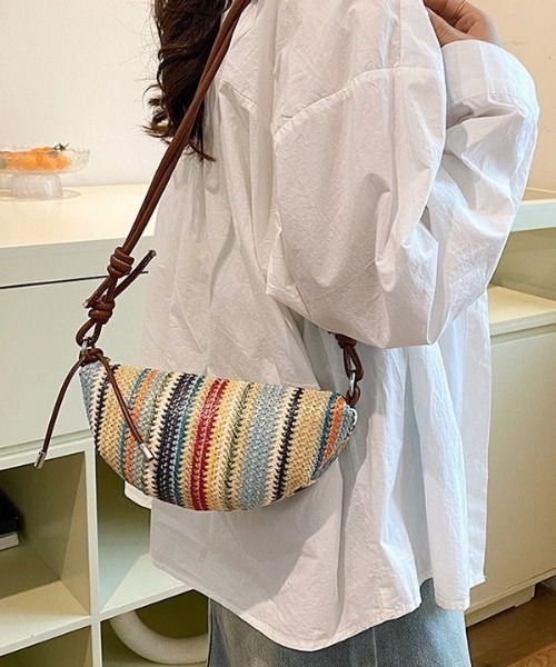 MONO8(モノハチ)の「マルチカラーボーダー編みハーフムーンショルダーバッグ(ショルダーバッグ・レディース・アイボリー/ブラック/ブラウン・F)」の3枚目の写真