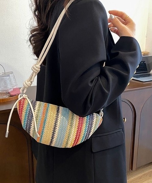 MONO8(モノハチ)の「マルチカラーボーダー編みハーフムーンショルダーバッグ(ショルダーバッグ・レディース・アイボリー/ブラック/ブラウン・F)」の2枚目の写真