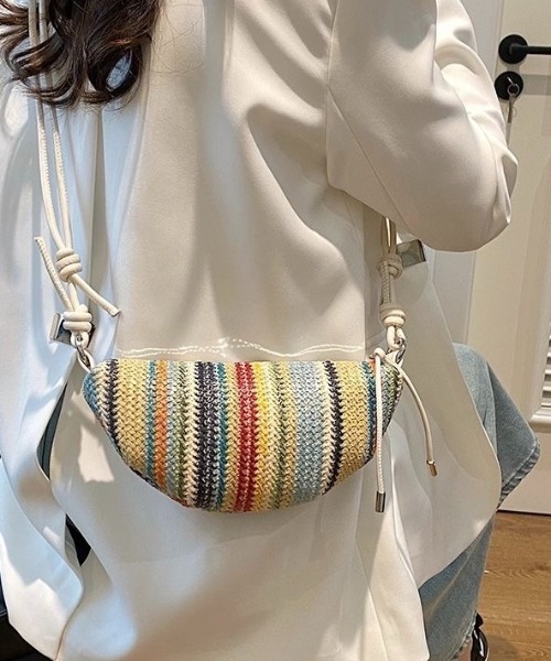 MONO8(モノハチ)の「マルチカラーボーダー編みハーフムーンショルダーバッグ(ショルダーバッグ・レディース・アイボリー/ブラック/ブラウン・F)」の11枚目の写真