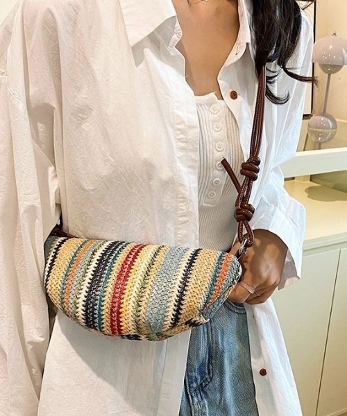 MONO8(モノハチ)の「マルチカラーボーダー編みハーフムーンショルダーバッグ(ショルダーバッグ・レディース・アイボリー/ブラック/ブラウン・F)」の21枚目の写真