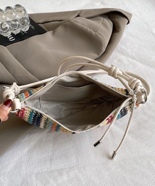 MONO8(モノハチ)の「マルチカラーボーダー編みハーフムーンショルダーバッグ(ショルダーバッグ・レディース・アイボリー/ブラック/ブラウン・F)」の8枚目の写真