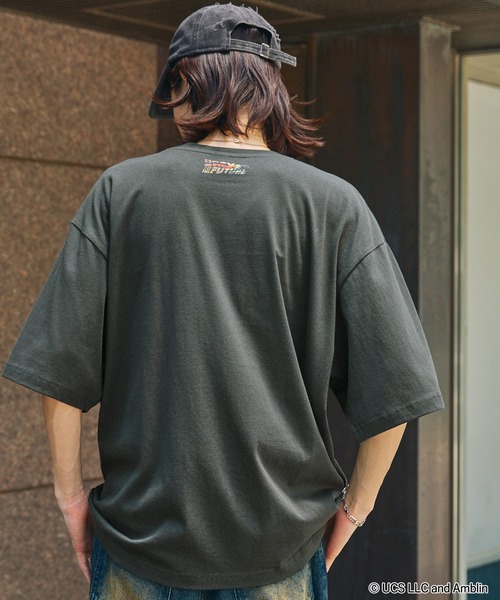 MONO-MART(モノマート)の「【UNIVERSAL×たいさやのパークガイド】ヴィンテージライク グラフィックオーバーサイズ 半袖Tシャツ(Tシャツ/カットソー・レディース・スミクロ/ブラック系/ブラック系1/オフホワイト・M/L)」の9枚目の写真