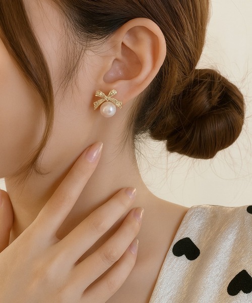 VIBGYOR(ヴィブジョー)の「【IZU】 リボン×パールビジューピアス(ピアス(両耳用)・レディース・ゴールド・FREE)」の1枚目の写真