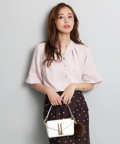 JUSGLITTY（ジャスグリッティー）の「チェーンネックゆるブラウス（シャツ/ブラウス・レディース・ネイビー/ピンクベージュ/オフホワイト・2/1）」の3枚目の写真