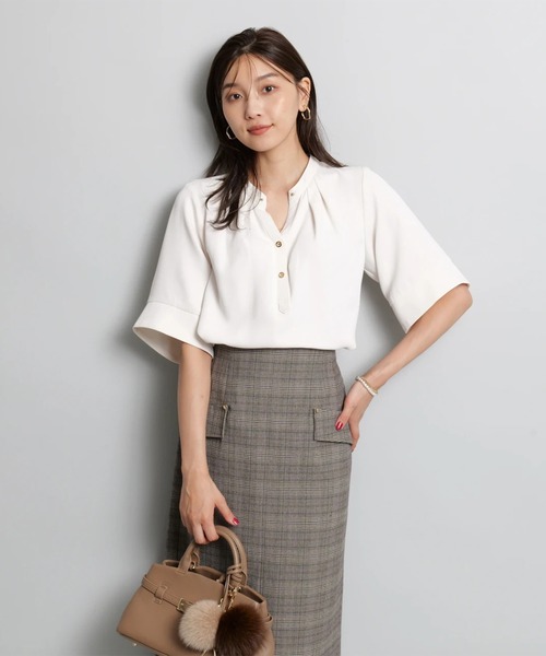 JUSGLITTY（ジャスグリッティー）の「チェーンネックゆるブラウス（シャツ/ブラウス・レディース・ネイビー/ピンクベージュ/オフホワイト・2/1）」の8枚目の写真