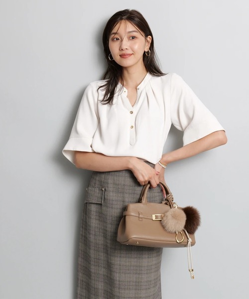 JUSGLITTY（ジャスグリッティー）の「チェーンネックゆるブラウス（シャツ/ブラウス・レディース・ネイビー/ピンクベージュ/オフホワイト・2/1）」の9枚目の写真