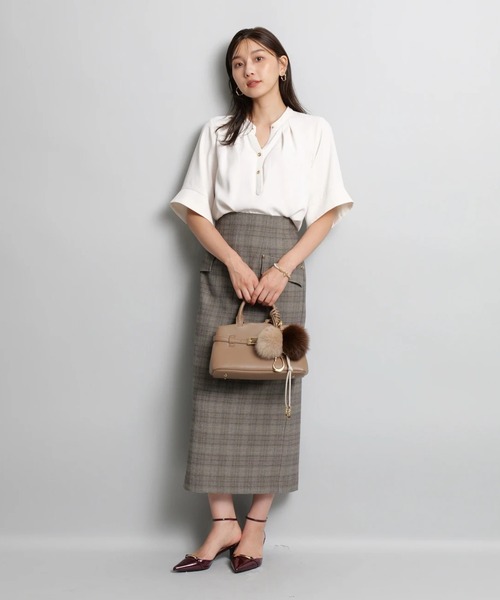 JUSGLITTY（ジャスグリッティー）の「チェーンネックゆるブラウス（シャツ/ブラウス・レディース・ネイビー/ピンクベージュ/オフホワイト・2/1）」の11枚目の写真