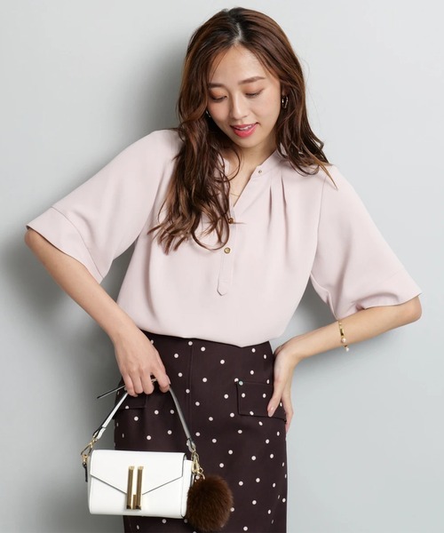 JUSGLITTY（ジャスグリッティー）の「チェーンネックゆるブラウス（シャツ/ブラウス・レディース・ネイビー/ピンクベージュ/オフホワイト・2/1）」の15枚目の写真