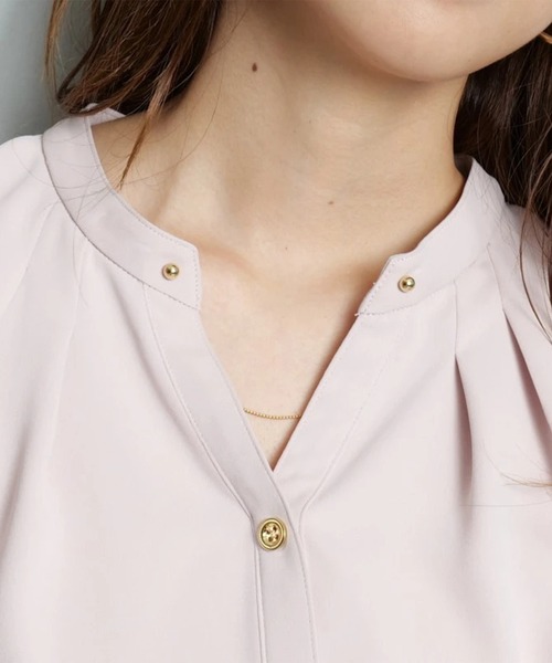 JUSGLITTY（ジャスグリッティー）の「チェーンネックゆるブラウス（シャツ/ブラウス・レディース・ネイビー/ピンクベージュ/オフホワイト・2/1）」の21枚目の写真