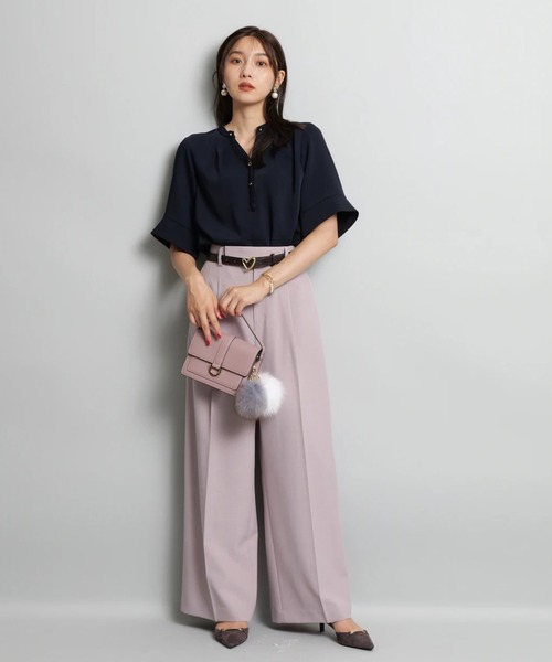 JUSGLITTY（ジャスグリッティー）の「チェーンネックゆるブラウス（シャツ/ブラウス・レディース・ネイビー/ピンクベージュ/オフホワイト・2/1）」の5枚目の写真