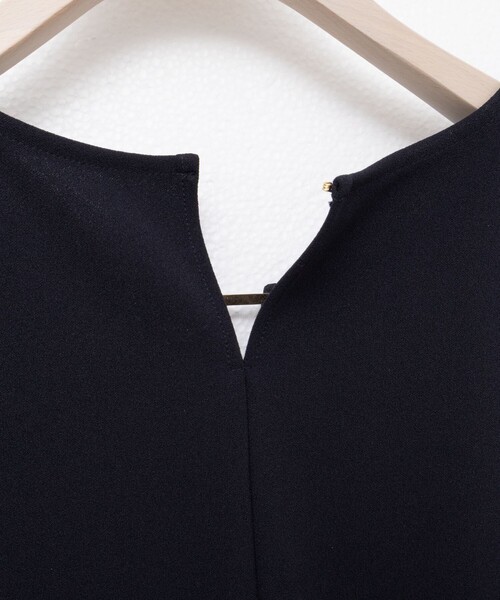 NOLLEY’S Sophi(ノーリーズソフィ)の「《セットアップ対応》カットジョーゼットコクーンスリーブプルオーバーブラウス(シャツ/ブラウス・レディース・ネイビー/ベージュ/ブラック・38)」の6枚目の写真